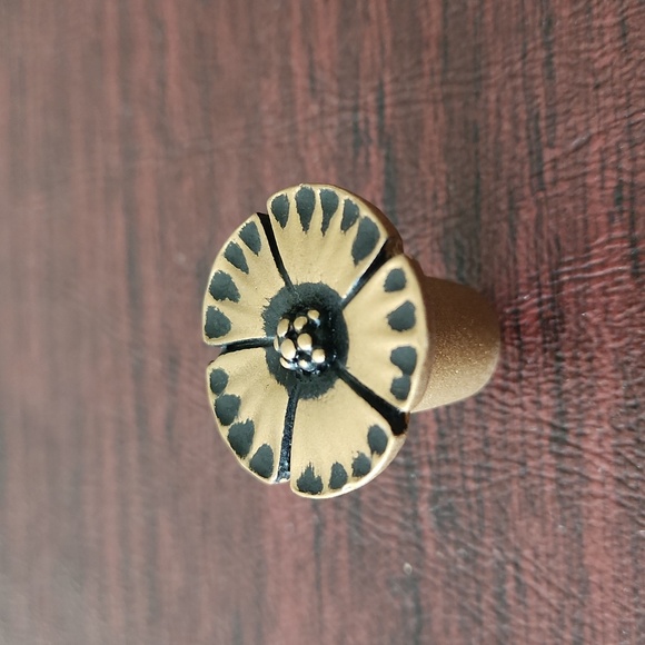 Knobs- PairJakarta Small Flower Knobs - Antique Gold (2) - Picture 6 of 7